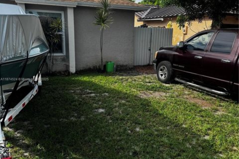 Villa ou maison à vendre à Hialeah, Floride: 2 chambres, 96.99 m2 № 1999042 - photo 4