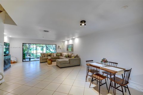 Townhouse in Doral, Florida 3 bedrooms, 148.64 sq.m. № 1956344 - photo 13