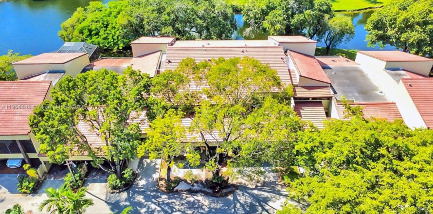 Townhouse in Doral, Florida 3 bedrooms, 148.64 sq.m. № 1956344