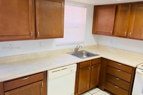 Снять в аренду таунхаус в Лодерхилл, Флорида 2 спальни, 94.76м2, № 1996479 - фото 11