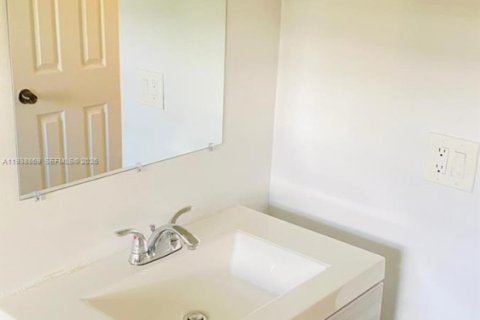 Снять в аренду таунхаус в Лодерхилл, Флорида 2 спальни, 94.76м2, № 1996479 - фото 5