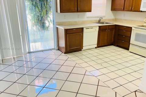 Снять в аренду таунхаус в Лодерхилл, Флорида 2 спальни, 94.76м2, № 1996479 - фото 12