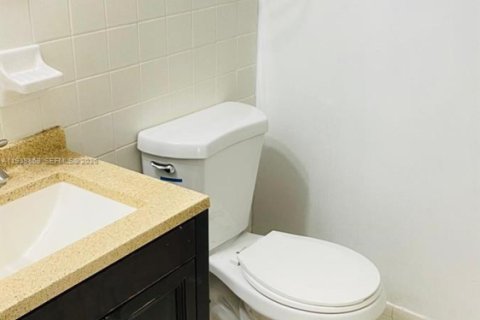 Снять в аренду таунхаус в Лодерхилл, Флорида 2 спальни, 94.76м2, № 1996479 - фото 20