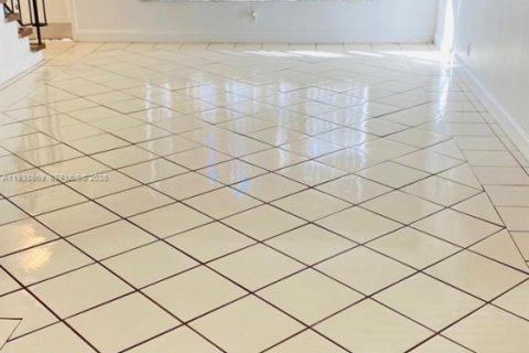 Снять в аренду таунхаус в Лодерхилл, Флорида 2 спальни, 94.76м2, № 1996479 - фото 8