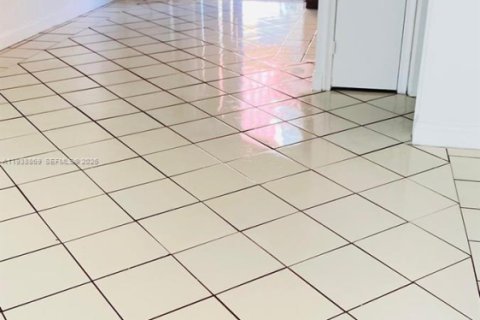 Снять в аренду таунхаус в Лодерхилл, Флорида 2 спальни, 94.76м2, № 1996479 - фото 13