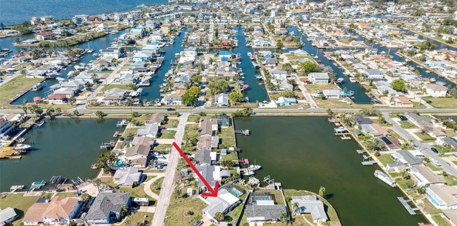 House in Hudson, Florida 3 bedrooms, 134.15 sq.m. № 1886226