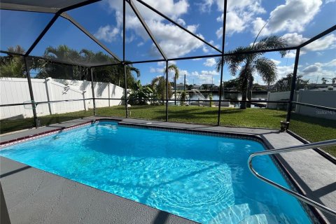 House in Hudson, Florida 3 bedrooms, 134.15 sq.m. № 1886226 - photo 17