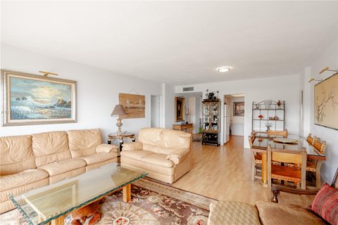 Condo in Miami Shores, Florida, 1 bedroom  № 1867197 - photo 12