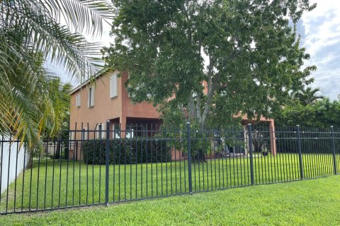 House in Wellington, Florida 5 bedrooms, 289.67 sq.m. № 2185066 - photo 5