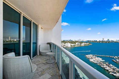 Condo in North Bay Village, Florida, 2 bedrooms  № 1861187 - photo 11