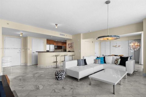 Condo in North Bay Village, Florida, 2 bedrooms  № 1861187 - photo 16