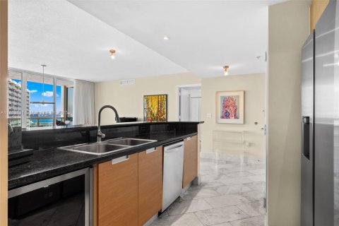 Condo in North Bay Village, Florida, 2 bedrooms  № 1861187 - photo 22