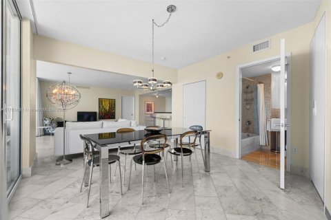 Condo in North Bay Village, Florida, 2 bedrooms  № 1861187 - photo 17