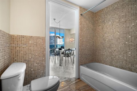 Condo in North Bay Village, Florida, 2 bedrooms  № 1861187 - photo 24