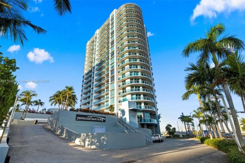 Condo in North Bay Village, Florida, 2 bedrooms  № 1861187 - photo 5