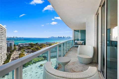 Condo in North Bay Village, Florida, 2 bedrooms  № 1861187 - photo 12