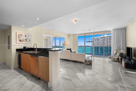 Condo in North Bay Village, Florida, 2 bedrooms  № 1861187 - photo 1