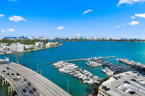 Condo in North Bay Village, Florida, 2 bedrooms  № 1861187 - photo 14