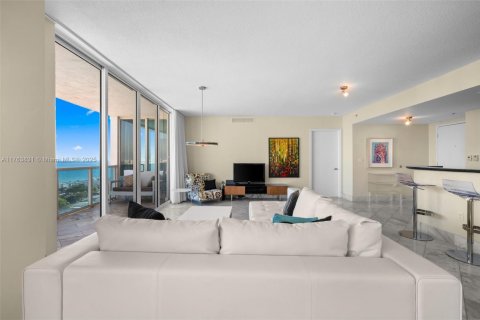 Condo in North Bay Village, Florida, 2 bedrooms  № 1861187 - photo 8