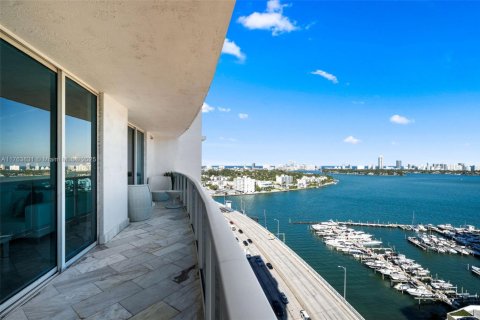 Condo in North Bay Village, Florida, 2 bedrooms  № 1861187 - photo 10