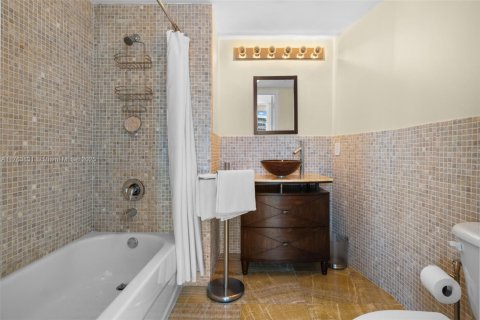 Condo in North Bay Village, Florida, 2 bedrooms  № 1861187 - photo 25