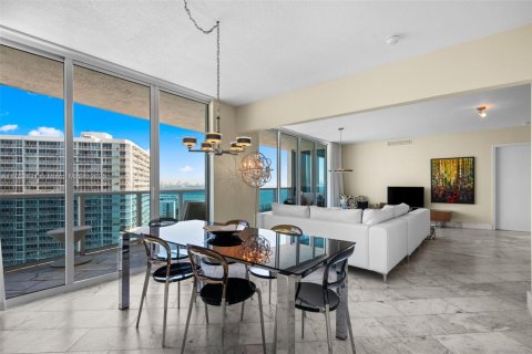Condo in North Bay Village, Florida, 2 bedrooms  № 1861187 - photo 4