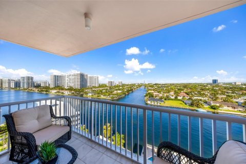 Condominio en Hallandale Beach, Florida, 2 dormitorios  № 2034452