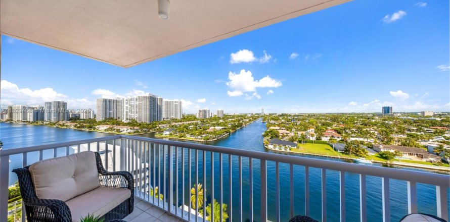 Condominio en Hallandale Beach, Florida, 2 dormitorios № 2034452