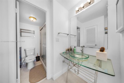 Condominio en venta en Hallandale Beach, Florida, 2 dormitorios, 106.37 m2 № 2034452 - foto 18