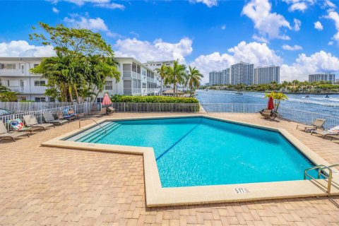Condominio en venta en Hallandale Beach, Florida, 2 dormitorios, 106.37 m2 № 2034452 - foto 29