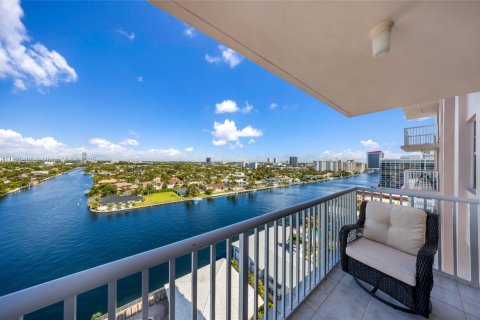 Condominio en venta en Hallandale Beach, Florida, 2 dormitorios, 106.37 m2 № 2034452 - foto 2