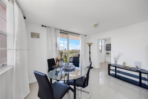 Condominio en venta en Hallandale Beach, Florida, 2 dormitorios, 106.37 m2 № 2034452 - foto 9