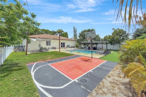 House in Cutler Bay, Florida 5 bedrooms, 208.66 sq.m. № 1814670 - photo 2