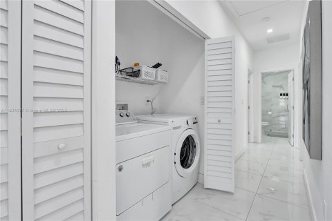 House in Cutler Bay, Florida 5 bedrooms, 208.66 sq.m. № 1814670 - photo 26