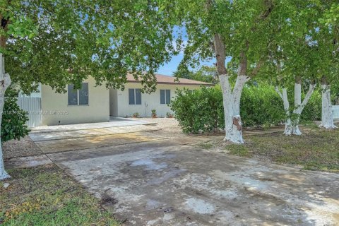 House in Cutler Bay, Florida 5 bedrooms, 208.66 sq.m. № 1814670 - photo 7
