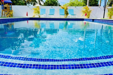 House in Cutler Bay, Florida 5 bedrooms, 208.66 sq.m. № 1814670 - photo 4