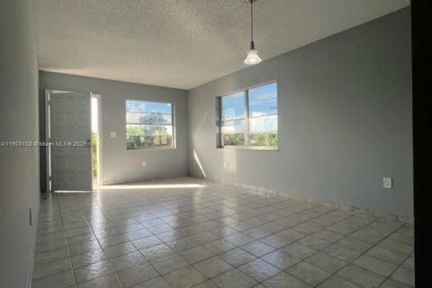 Copropriété à louer à Hialeah, Floride: 2 chambres, 102.75 m2 № 1954507 - photo 4