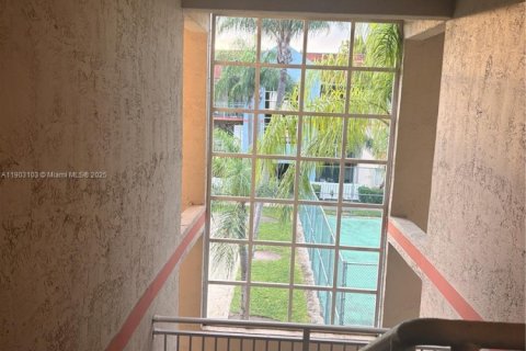Copropriété à louer à Hialeah, Floride: 2 chambres, 102.75 m2 № 1954507 - photo 9