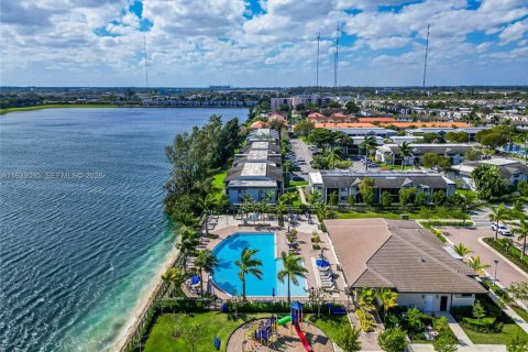 Adosado en venta en Miami, Florida, 3 dormitorios, 137.96 m2 № 1996540 - foto 2