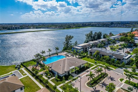 Adosado en venta en Miami, Florida, 3 dormitorios, 137.96 m2 № 1996540 - foto 1