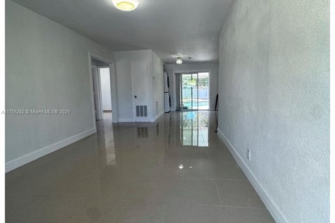 Villa ou maison à vendre à Hollywood, Floride: 3 chambres, 105.17 m2 № 1960294 - photo 2