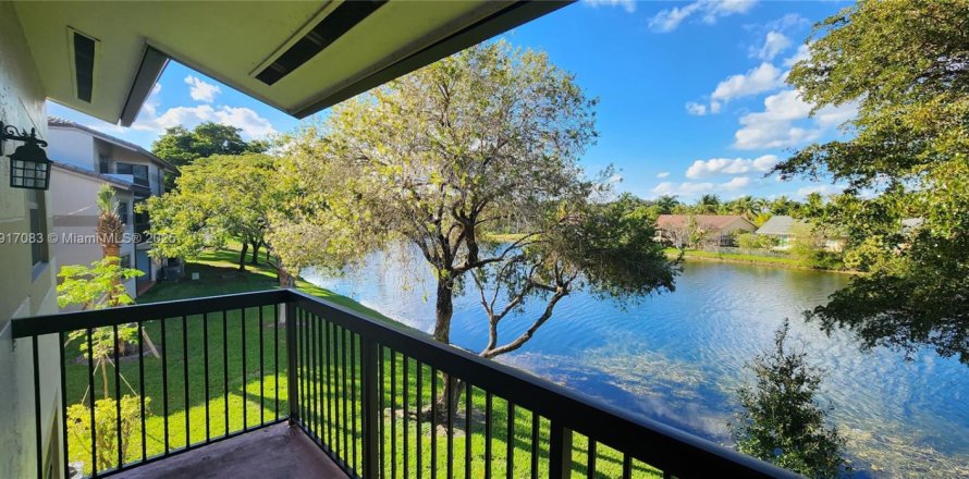 Кондоминиум с 2 спальнями в Санрайз, Флорида № 1973384