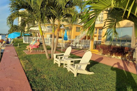 Condo in Pompano Beach, Florida, 1 bedroom № 2191169 - photo 4