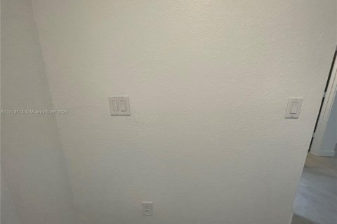 Townhouse in Florida City, Florida 3 bedrooms, 118.17 sq.m. № 1709986 - photo 9