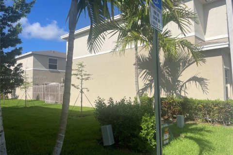 Townhouse in Florida City, Florida 3 bedrooms, 118.17 sq.m. № 1709986 - photo 5