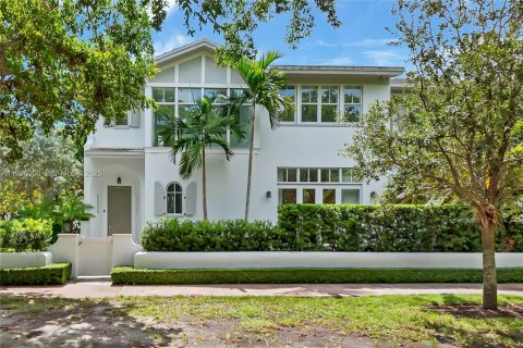 House in Coral Gables, Florida 3 bedrooms, 253.44 sq.m. № 1994409 - photo 1
