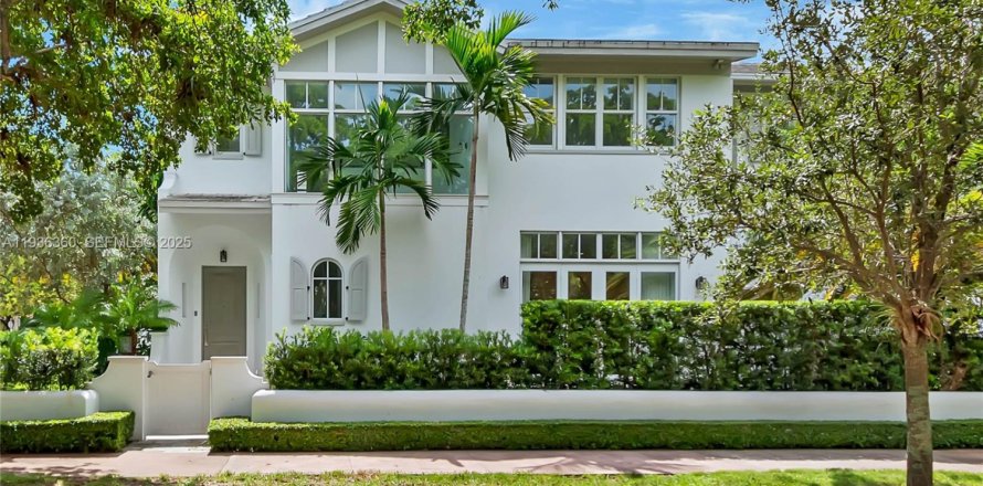 House in Coral Gables, Florida 3 bedrooms, 253.44 sq.m. № 1994409