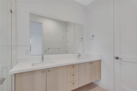 House in Coral Gables, Florida 3 bedrooms, 253.44 sq.m. № 1994409 - photo 15