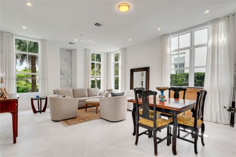 House in Coral Gables, Florida 3 bedrooms, 253.44 sq.m. № 1994409 - photo 5