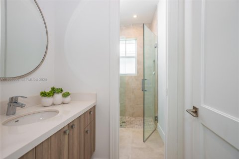 House in Coral Gables, Florida 3 bedrooms, 253.44 sq.m. № 1994409 - photo 19